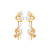 Aretes largos con serpientes grandes vista diagonal